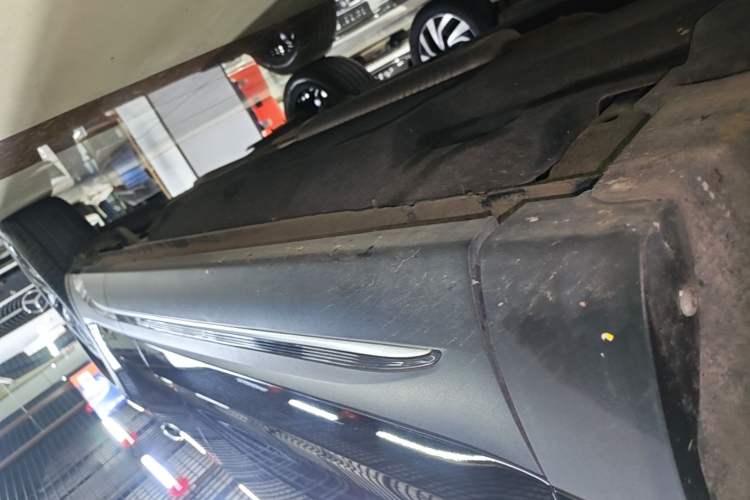 Used Hongqi HS5 2025 2.0T All-Wheel-Drive Flagship Pro Edition Left Side Sill
