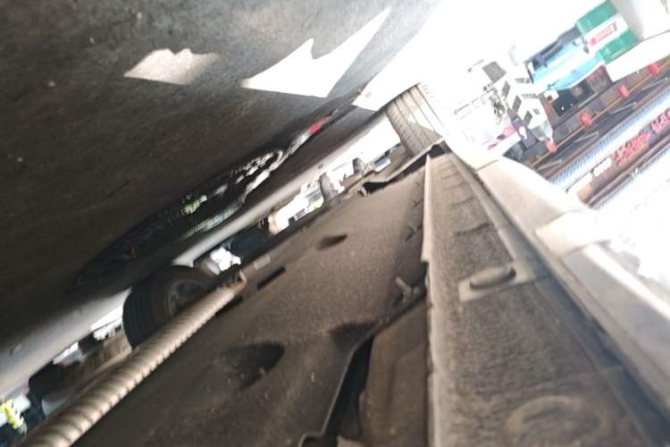 Used Hongqi HS5 2025 2.0T Two-Wheel Drive Flagship Pro Edition Left Side Sill
