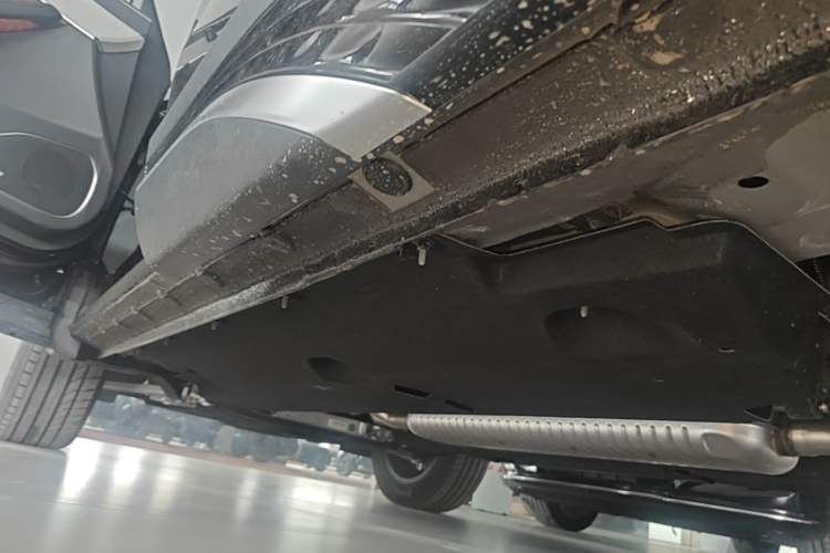 Used Hongqi HS5 2025 2.0T Two-Wheel Drive Flagship Pro Edition Left Side Sill