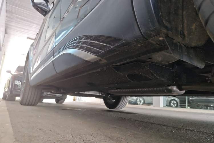 Used Hongqi HS5 2025 2.0T Two-Wheel Drive Flagship Pro Edition Left Side Sill