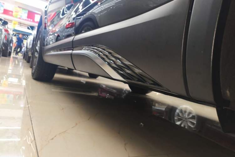 Used Hongqi HS5 2025 2.0T Two-Wheel Drive Flagship Pro Edition Left Side Sill