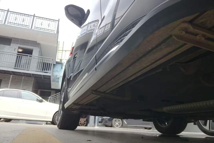 Used Hongqi HS5 2025 2.0T Two-Wheel Drive Flagship Pro Edition Left Side Sill