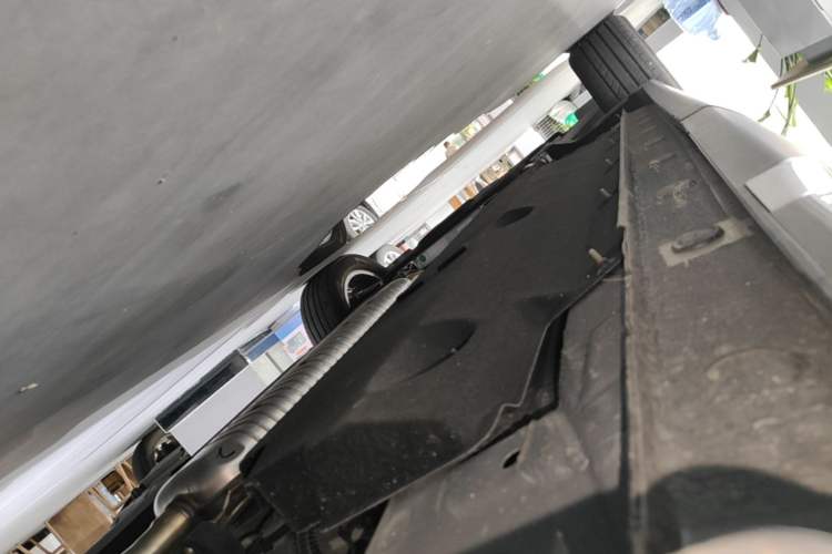 Used Hongqi HS5 2025 2.0T Two-Wheel Drive 600 000-Vehicle Commemorative Edition Left Side Sill