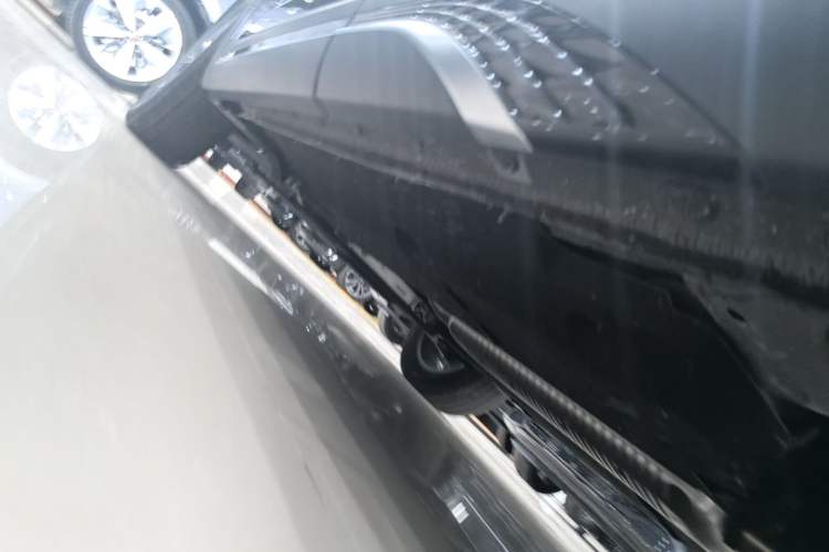 Used Hongqi HS5 2025 2.0T Two-Wheel Drive Flagship Pro Edition Left Side Sill