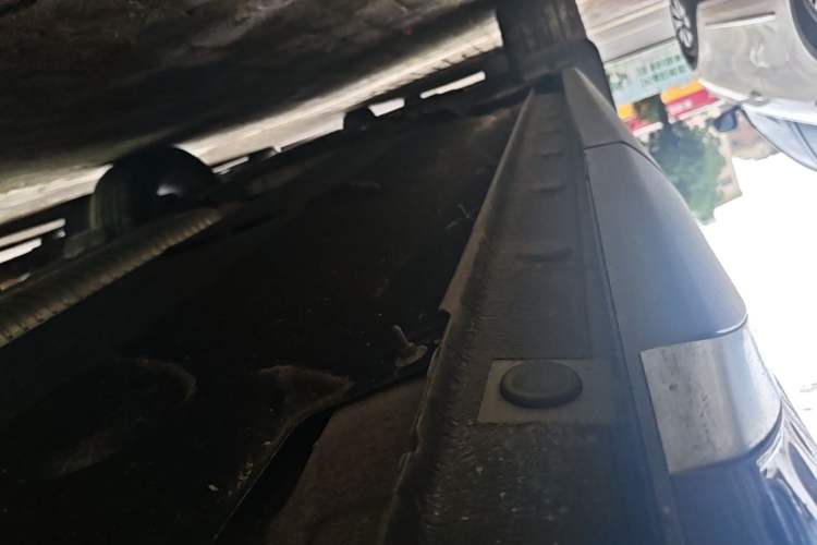 Used Hongqi HS5 2025 2.0T Two-Wheel Drive Flagship Pro Edition Left Side Sill
