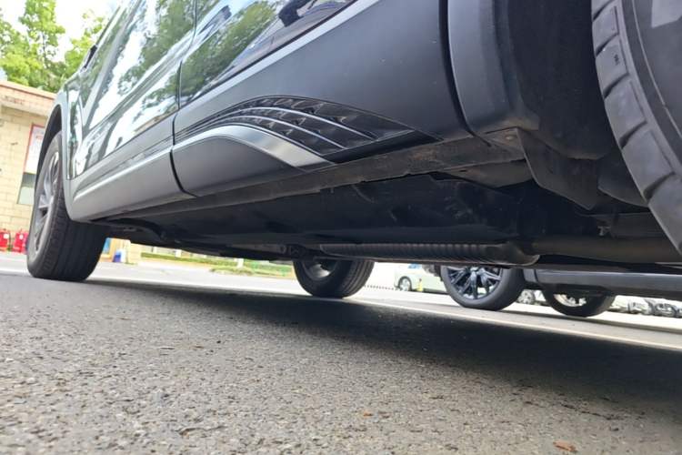 Used Hongqi HS5 2025 2.0T Two-Wheel Drive Flagship Pro Edition Left Side Sill