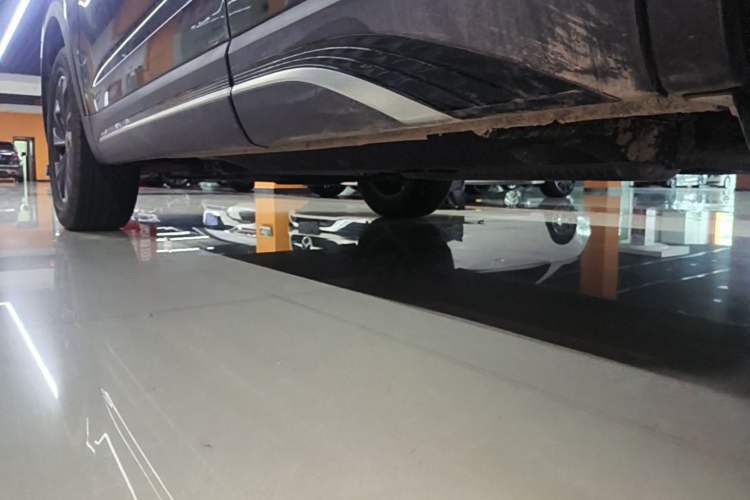 Used Hongqi HS5 2025 2.0T Two-Wheel Drive Flagship Pro Edition Left Side Sill