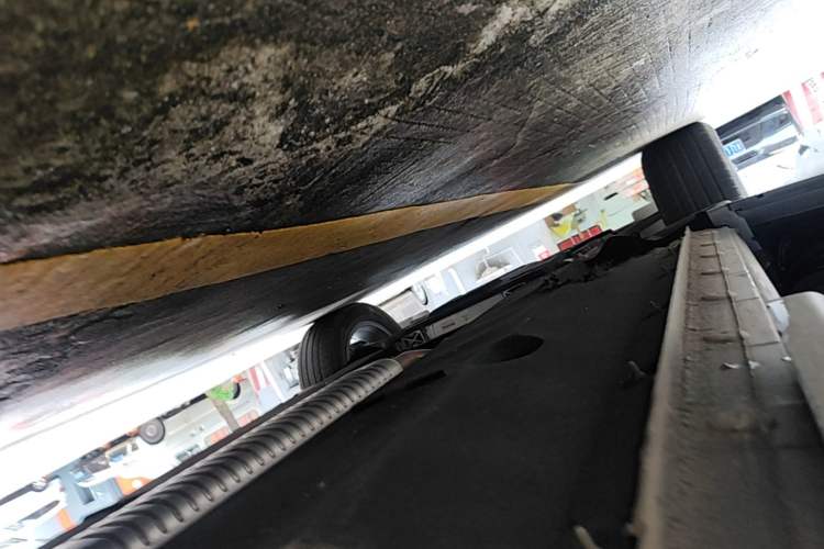 Used Hongqi HS5 2025 2.0T Two-Wheel Drive Flagship Pro Edition Left Side Sill