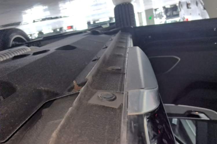 Used Hongqi HS5 2025 2.0T Two-Wheel Drive 600 000-Vehicle Commemorative Edition Left Side Sill