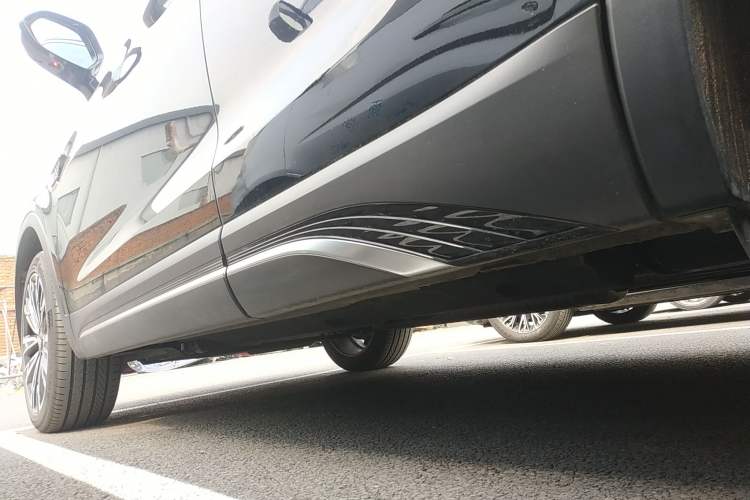 Used Hongqi HS5 2025 2.0T All-Wheel-Drive Flagship Pro Edition Left Side Sill