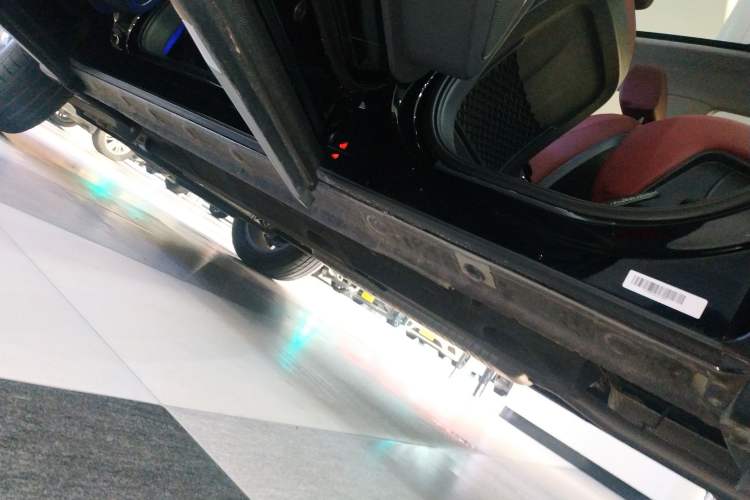 Used Hongqi HS5 2025 2.0T Two-Wheel Drive Flagship Pro Edition Left Side Sill