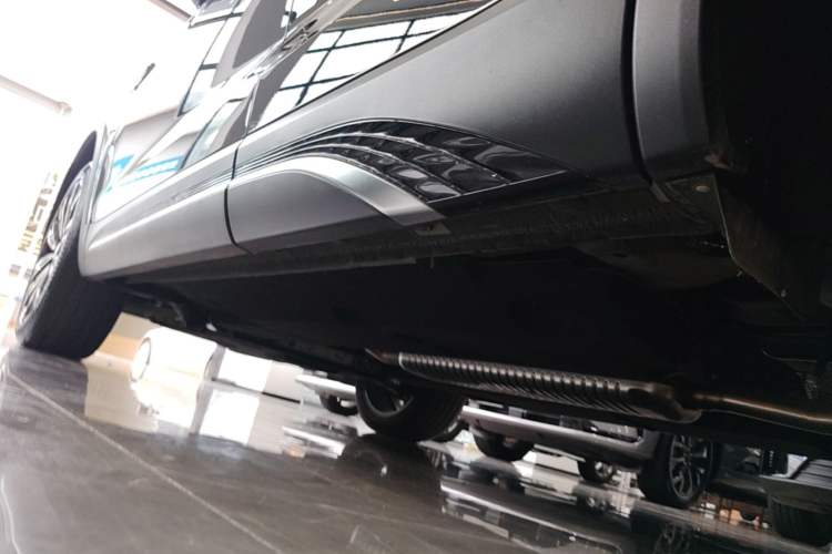 Used Hongqi HS5 2025 2.0T Two-Wheel-Drive Flagship Pro Edition Left Side Sill