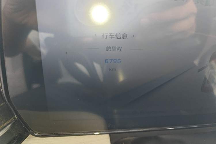 Used Hongqi HS5 2025 2.0T All-Wheel-Drive Xuan Ying Version Odometer Close Up