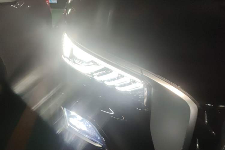 Used Hongqi HS5 2025 2.0T All-Wheel-Drive Flagship Pro Edition Right Front Headlight