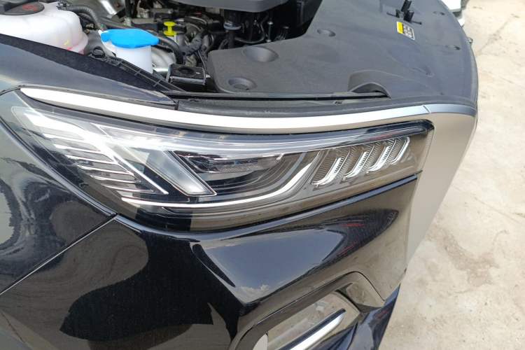 Used Hongqi HS5 2025 2.0T Two-Wheel Drive Flagship Pro Edition Right Front Headlight