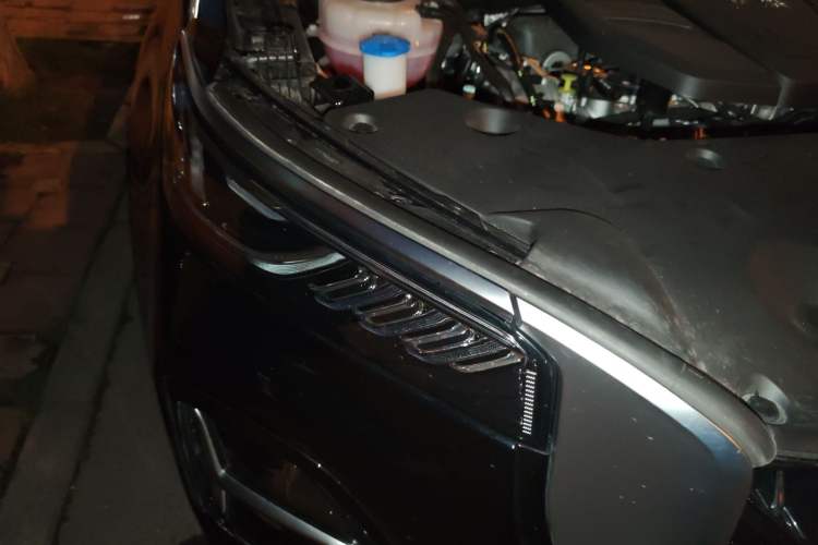 Used Hongqi HS5 2025 2.0T Two-Wheel Drive 600 000-Vehicle Commemorative Edition Right Front Headlight