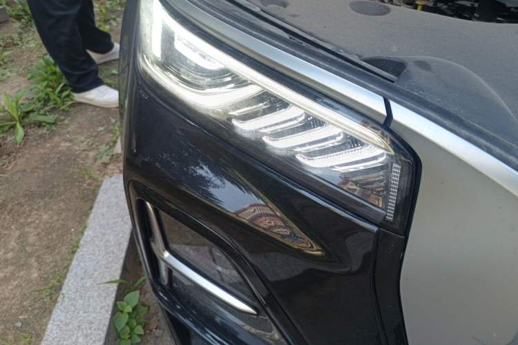 Used Hongqi HS5 2025 2.0T Two-Wheel Drive 600 000-Vehicle Commemorative Edition Right Front Headlight