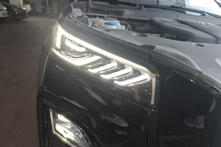 Used Hongqi HS5 2025 2.0T Two-Wheel-Drive Xuan Ying Edition Right Front Headlight