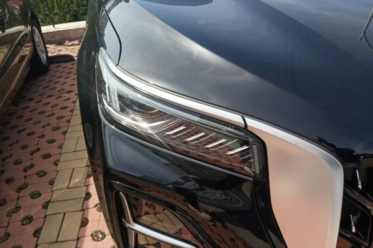 Used Hongqi HS5 2025 2.0T Two-Wheel Drive Flagship Pro Edition Right Front Headlight