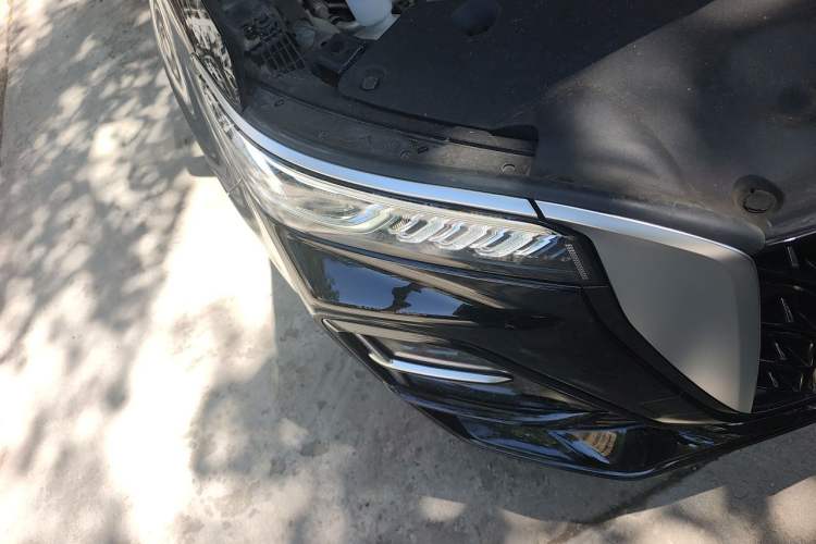Used Hongqi HS5 2025 2.0T All-Wheel-Drive Flagship Pro Edition Right Front Headlight