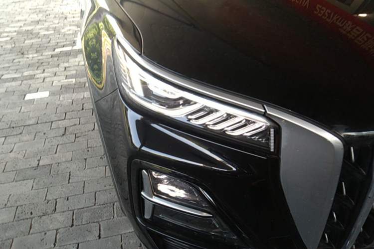 Used Hongqi HS5 2025 2.0T Two-Wheel Drive Flagship Pro Edition Right Front Headlight