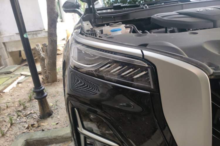 Used Hongqi HS5 2025 2.0T Two-Wheel Drive 600 000-Vehicle Commemorative Edition Right Front Headlight