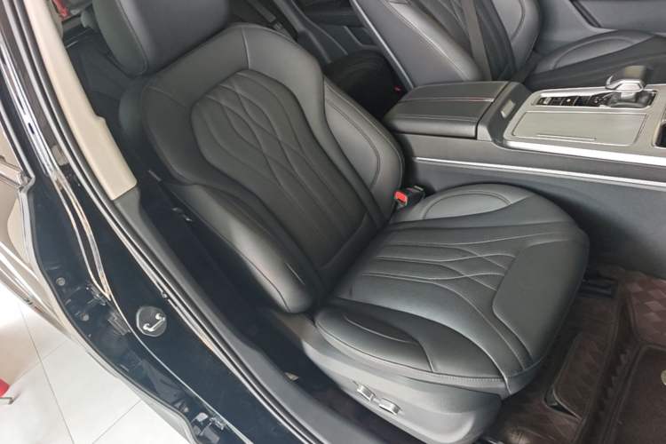Used Hongqi HS5 2025 2.0T Two-Wheel Drive 600 000-Vehicle Commemorative Edition Right Front Seat
