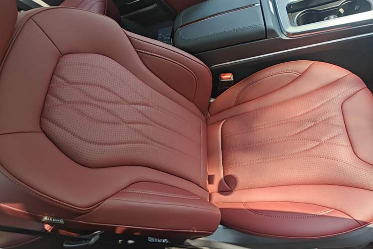Used Hongqi HS5 2025 2.0T Two-Wheel Drive Flagship Pro Edition Right Front Seat