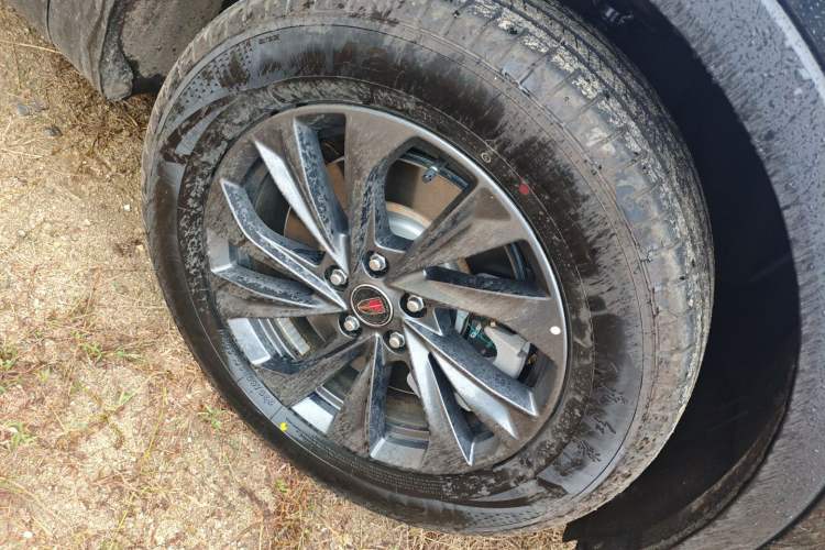 Used Hongqi HS5 2025 2.0T Two-Wheel Drive Flagship Pro Edition Right Front Wheel Hub