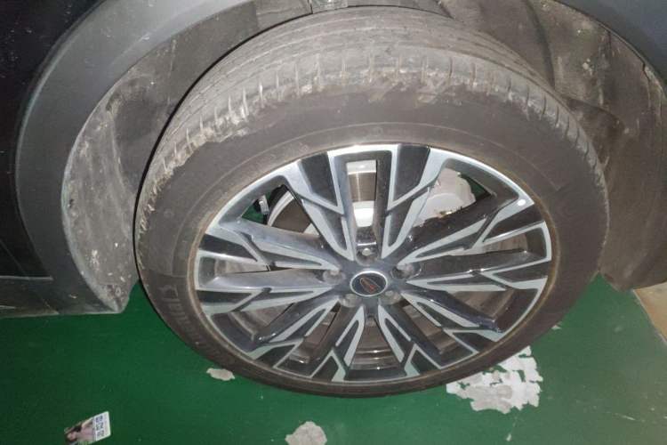 Used Hongqi HS5 2025 2.0T All-Wheel-Drive Flagship Pro Edition Right Front Wheel Hub