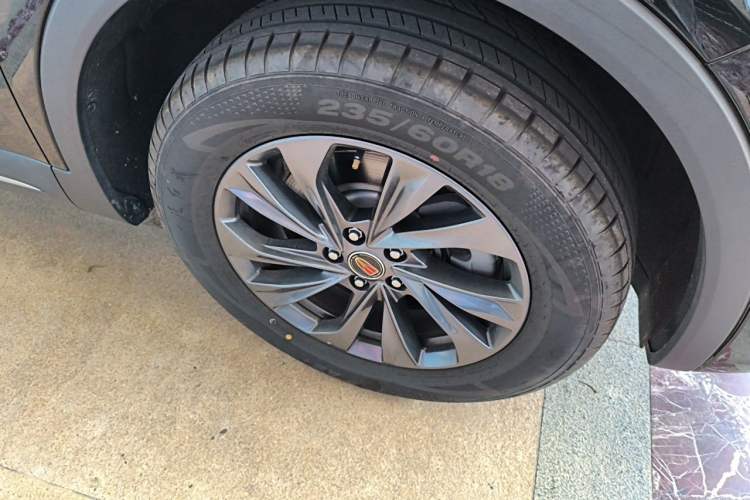 Used Hongqi HS5 2025 2.0T Two-Wheel Drive Flagship Pro Edition Right Front Wheel Hub