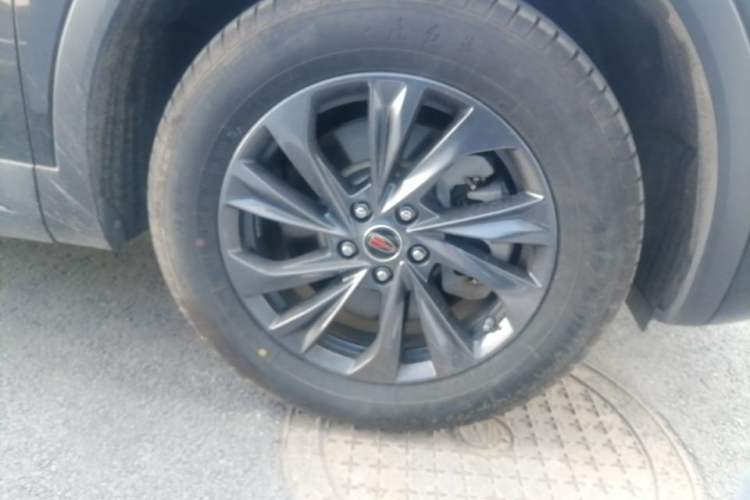 Used Hongqi HS5 2025 2.0T Two-Wheel Drive Flagship Pro Edition Right Front Wheel Hub