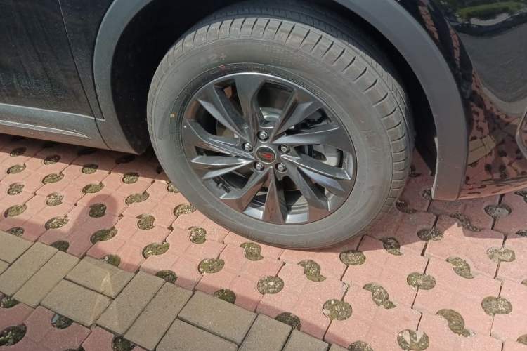 Used Hongqi HS5 2025 2.0T Two-Wheel Drive Flagship Pro Edition Right Front Wheel Hub
