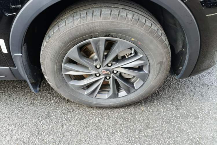 Used Hongqi HS5 2025 2.0T Two-Wheel Drive Flagship Pro Edition Right Front Wheel Hub