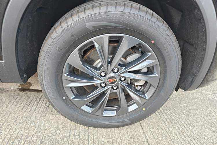Used Hongqi HS5 2025 2.0T Two-Wheel Drive Flagship Pro Edition Right Front Wheel Hub