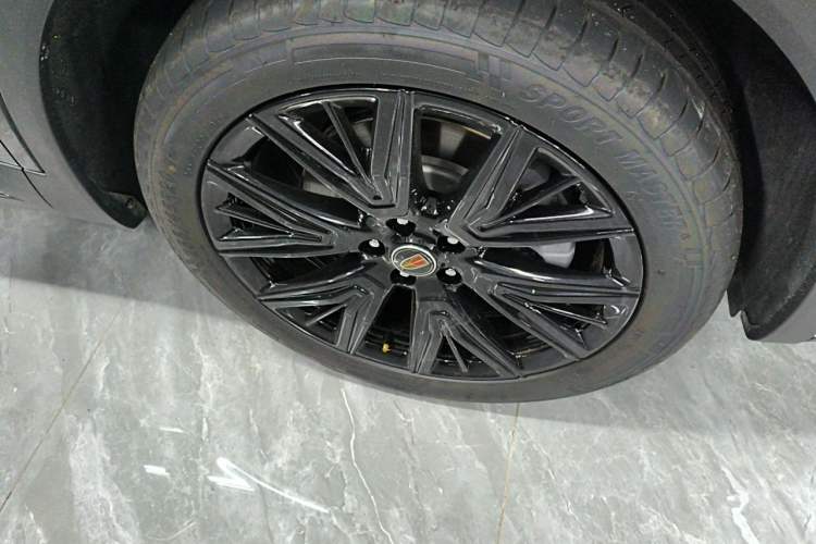 Used Hongqi HS5 2025 2.0T Two-Wheel-Drive Xuan Ying Edition Right Front Wheel Hub