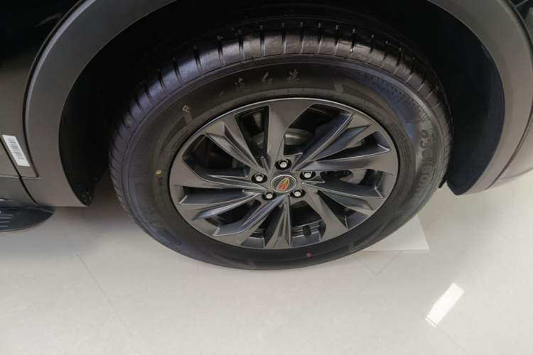Used Hongqi HS5 2025 2.0T Two-Wheel Drive Flagship Pro Edition Right Front Wheel Hub