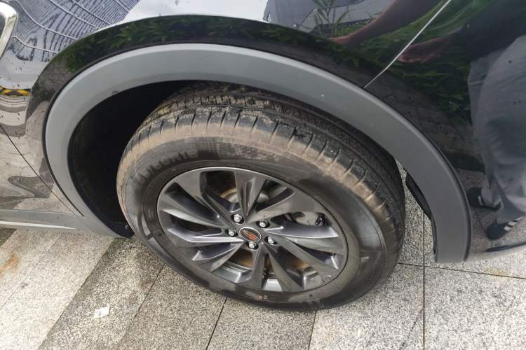 Used Hongqi HS5 2025 2.0T Two-Wheel Drive Flagship Pro Edition Right Front Wheel Hub