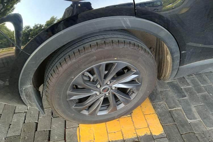Used Hongqi HS5 2025 2.0T Two-Wheel Drive Flagship Pro Edition Right Front Wheel Hub