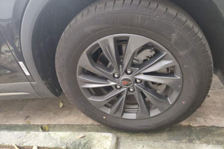 Used Hongqi HS5 2025 2.0T Two-Wheel Drive 600 000-Vehicle Commemorative Edition Right Front Wheel Hub