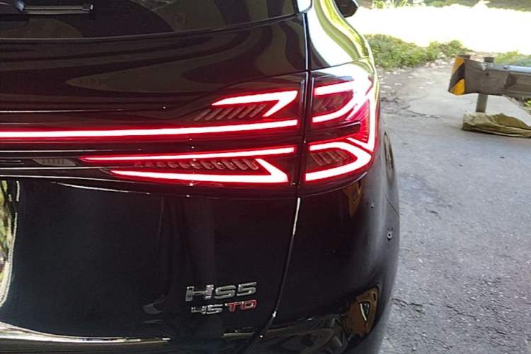 Used Hongqi HS5 2025 2.0T All-Wheel-Drive Xuan Ying Version Right Rear Taillight