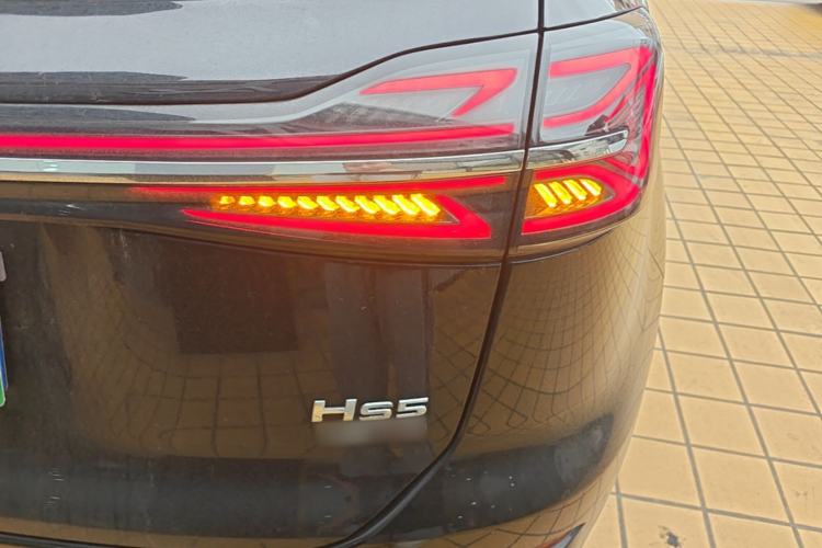 Used Hongqi HS5 2025 2.0T Two-Wheel Drive 600 000-Vehicle Commemorative Edition Right Rear Taillight