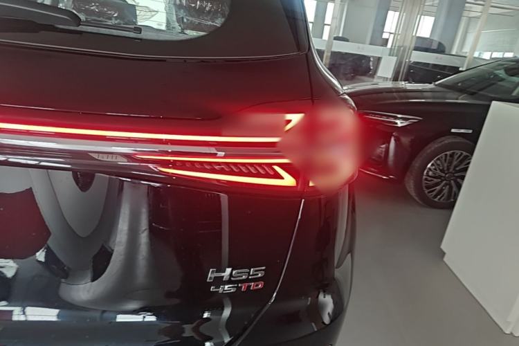 Used Hongqi HS5 2025 2.0T Two-Wheel Drive Flagship Pro Edition Right Rear Taillight
