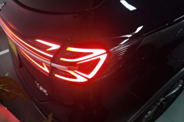 Used Hongqi HS5 2025 2.0T Two-Wheel Drive Flagship Pro Edition Right Rear Taillight