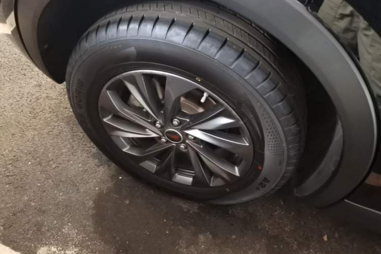 Used Hongqi HS5 2025 2.0T Two-Wheel Drive Flagship Pro Edition Right Rear Wheel Hub