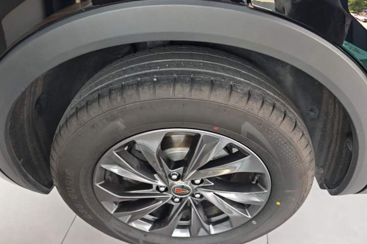 Used Hongqi HS5 2025 2.0T Two-Wheel Drive 600 000-Vehicle Commemorative Edition Right Rear Wheel Hub