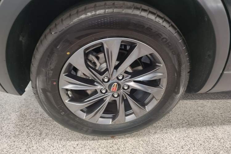 Used Hongqi HS5 2025 2.0T Two-Wheel Drive Flagship Pro Edition Right Rear Wheel Hub