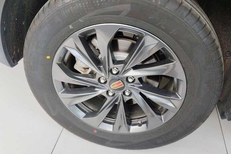 Used Hongqi HS5 2025 2.0T Two-Wheel Drive Flagship Pro Edition Right Rear Wheel Hub
