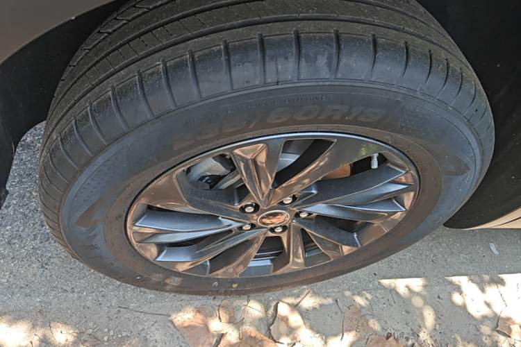 Used Hongqi HS5 2025 2.0T Two-Wheel Drive Flagship Pro Edition Right Rear Wheel Hub