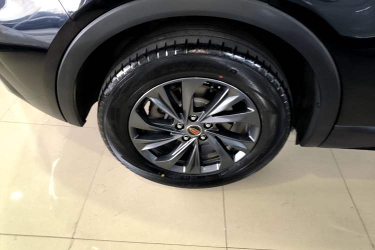 Used Hongqi HS5 2025 2.0T Two-Wheel Drive Flagship Pro Edition Right Rear Wheel Hub